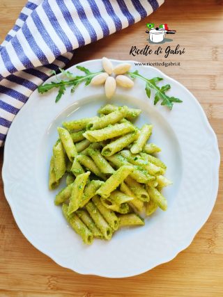 pasta fredda con pesto di parmigiano e rucola ricetta facile far mangiare rucola ai bambini