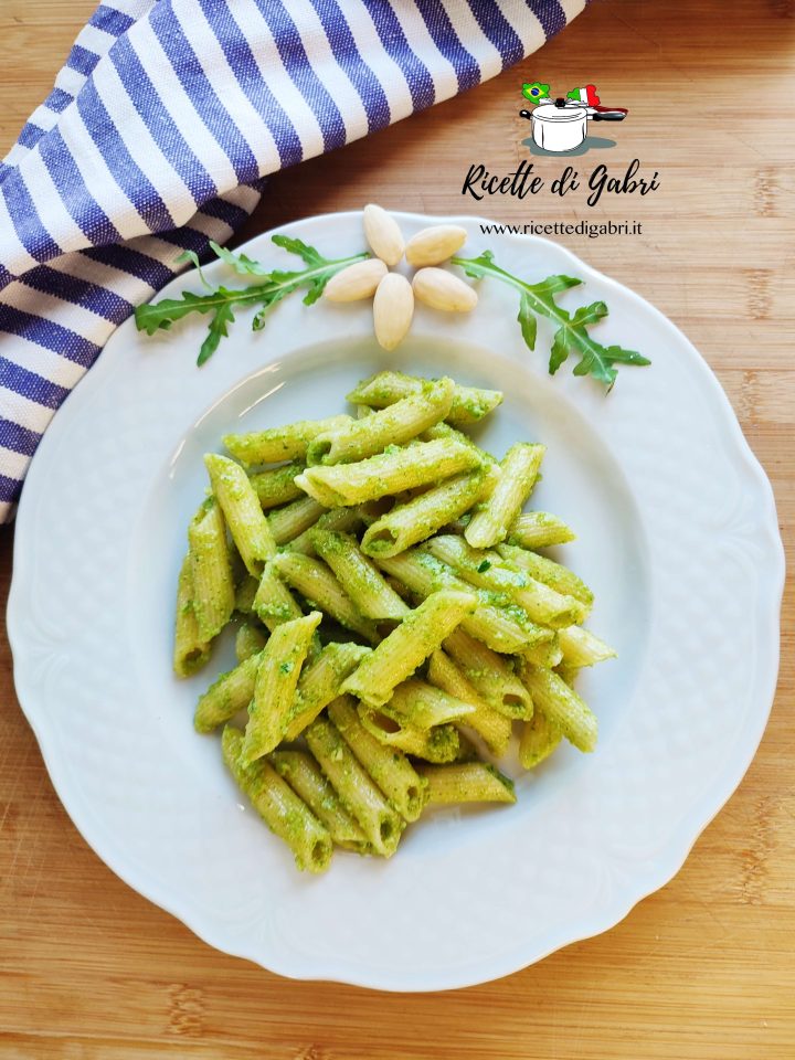 pasta fredda con pesto di parmigiano e rucola ricetta facile far mangiare rucola ai bambini