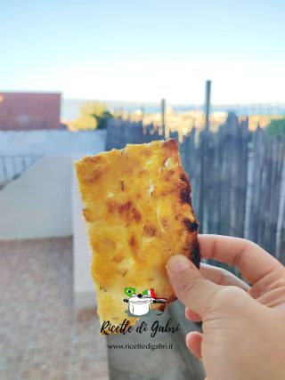 ricetta schiacciata di cipolle o cipollata di gabri croccante e veloce