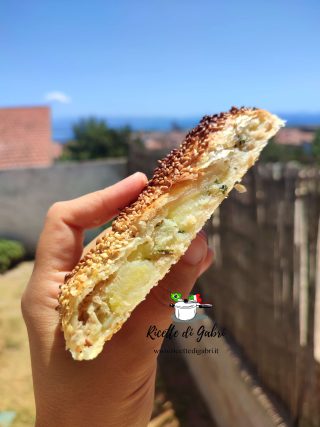 ricetta strudel salato di pasta sfoglia con patate e tonno ricetta veloce gabri