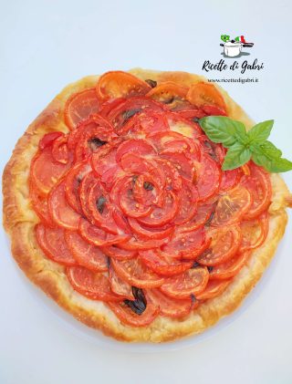 torta salata di pasta sfoglia con pomodori e mozzarella rosa di pomodori di gabri