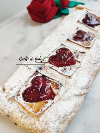 strudel di mele con pasta sfoglia con cuoricini di marmellata gabri