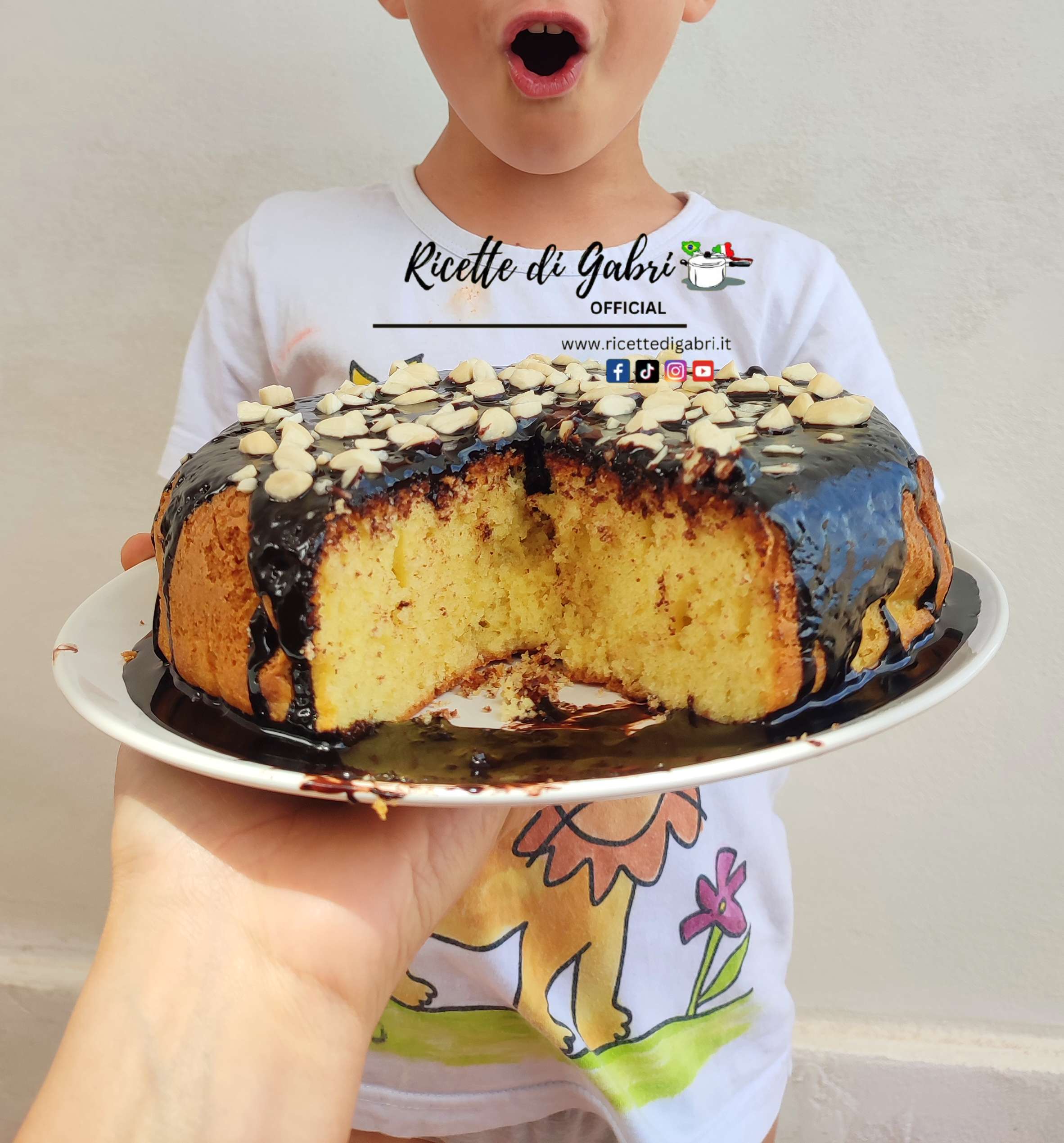 torta soffice in padella ricetta facile di gabri torta vaschetta di mascarpone, senza forno, cotta sul fornello con glassa al cioccolato e mandorle ricette per bambini